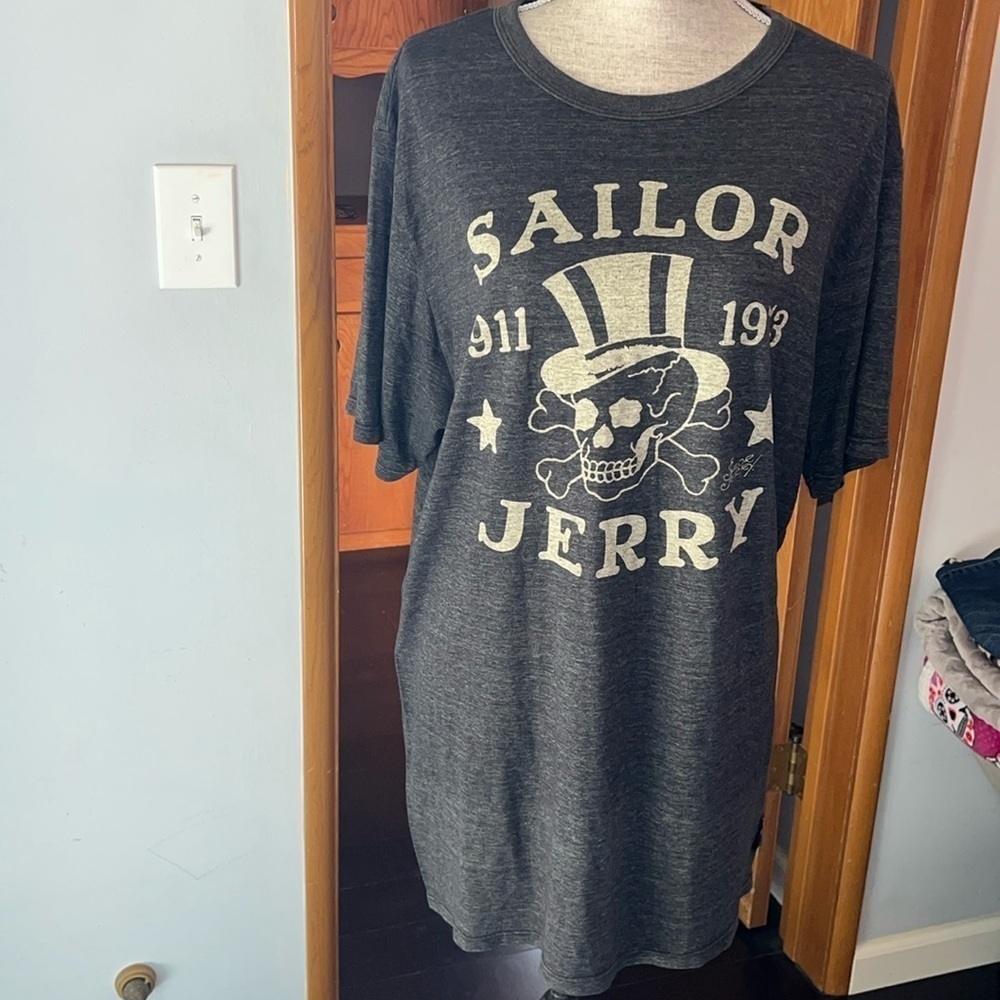 Sailor Jerry XXL Adult T-
Shirt Top Hat Skull Spiced Rum.  Excellent condition